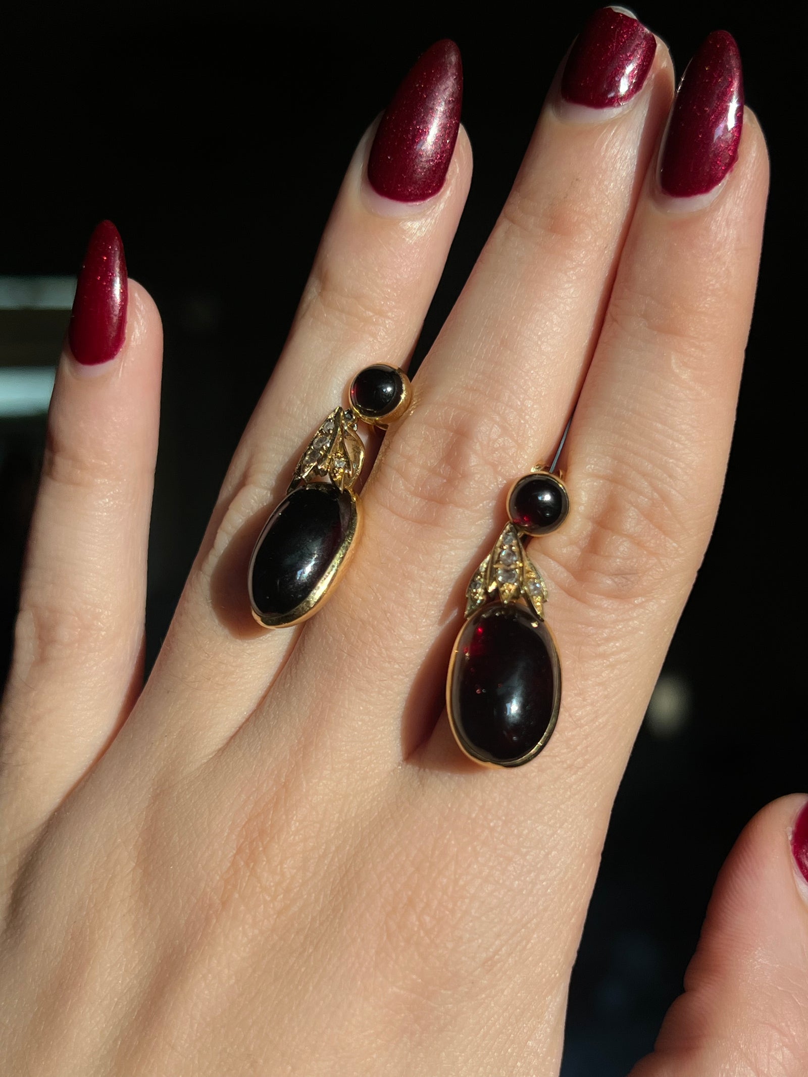English 18ct gold earrings with cabochon garnets and diamonds in an elegant antique setting