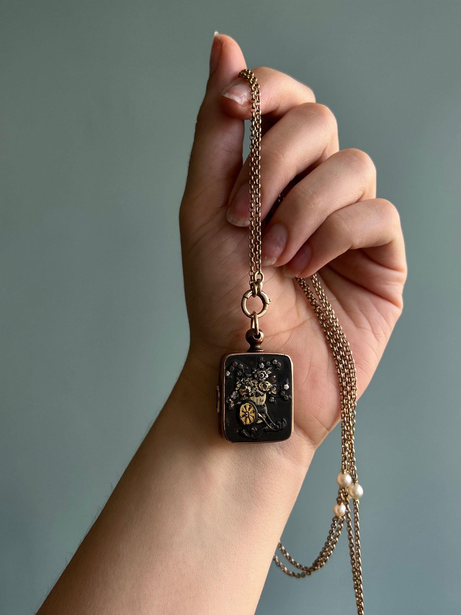 Shakudo locket in 9ct gold from circa 1890 with intricate Japanese-inspired design