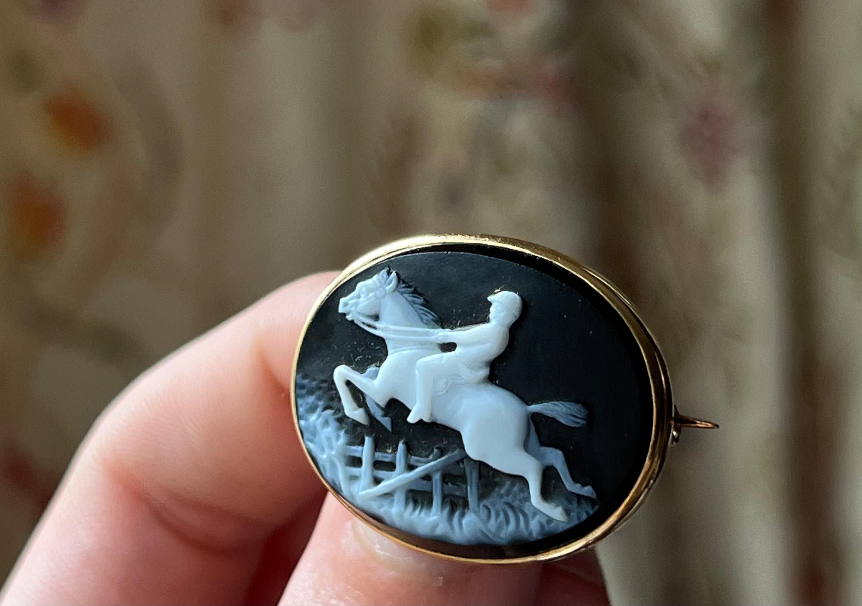 Equestrian Onyx Cameo Brooch in 14ct