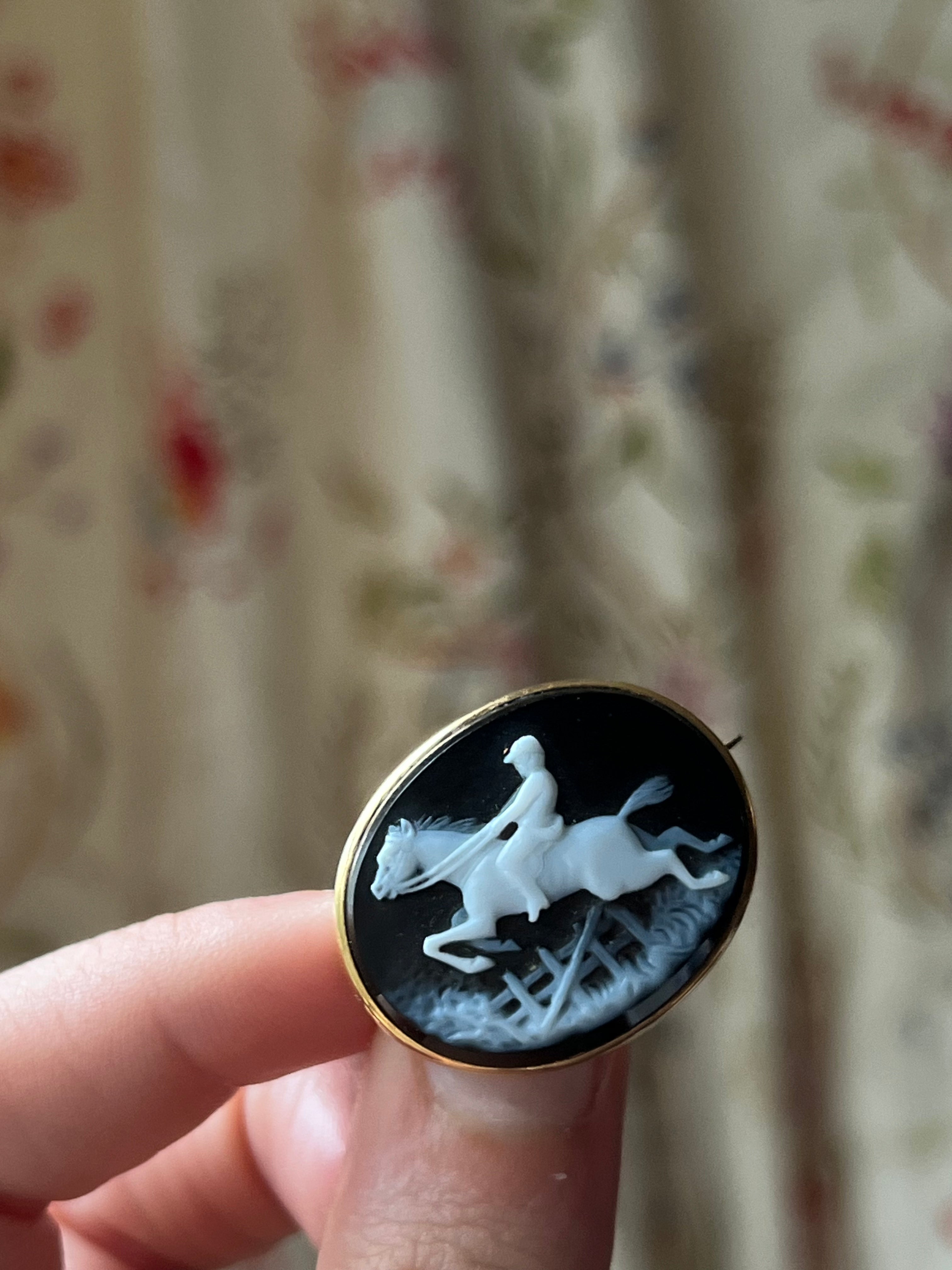Equestrian Onyx Cameo Brooch in 14ct