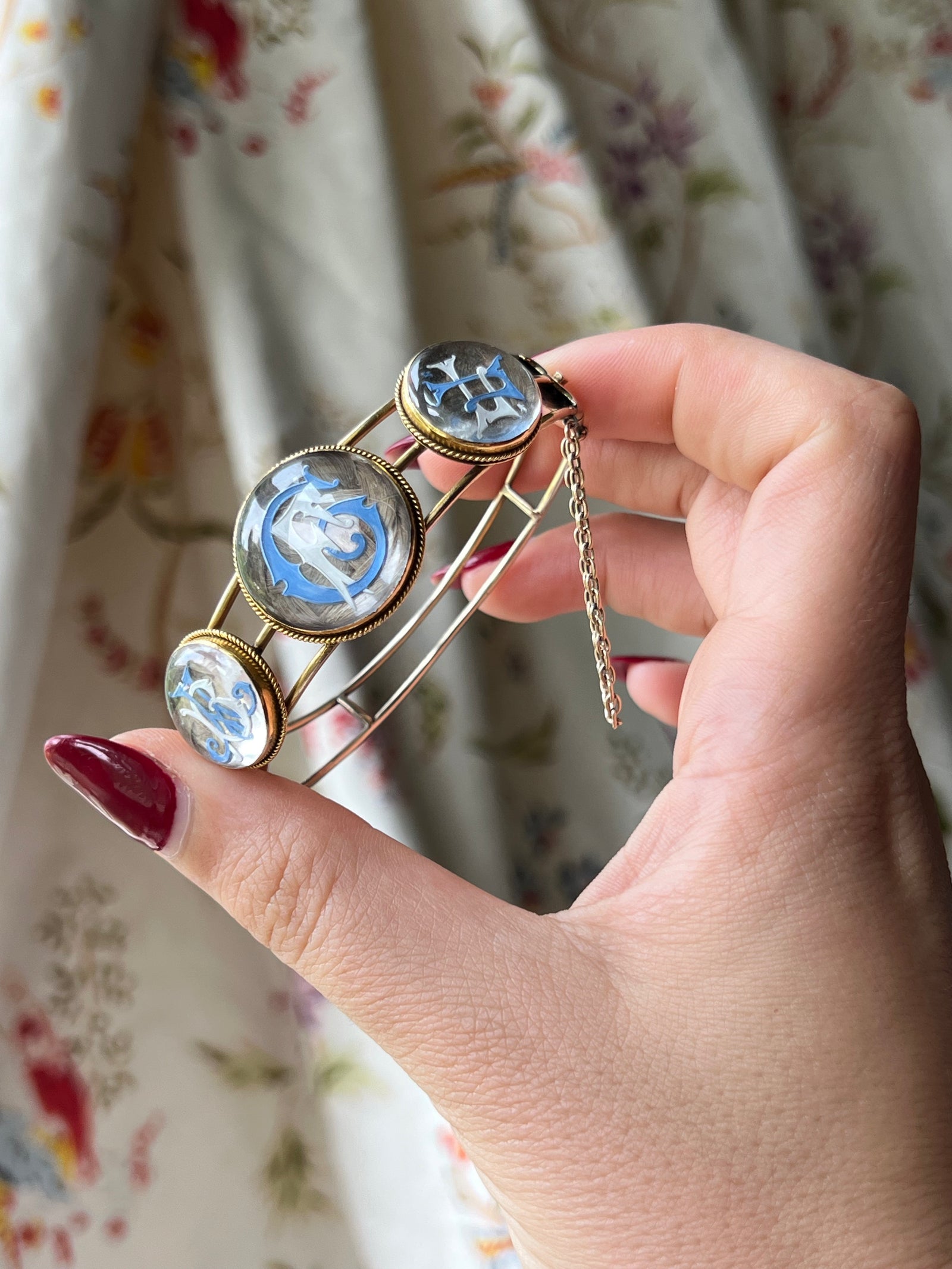 Antique Essex crystal bracelet from circa 1860 with detailed reverse intaglio panels and gold links