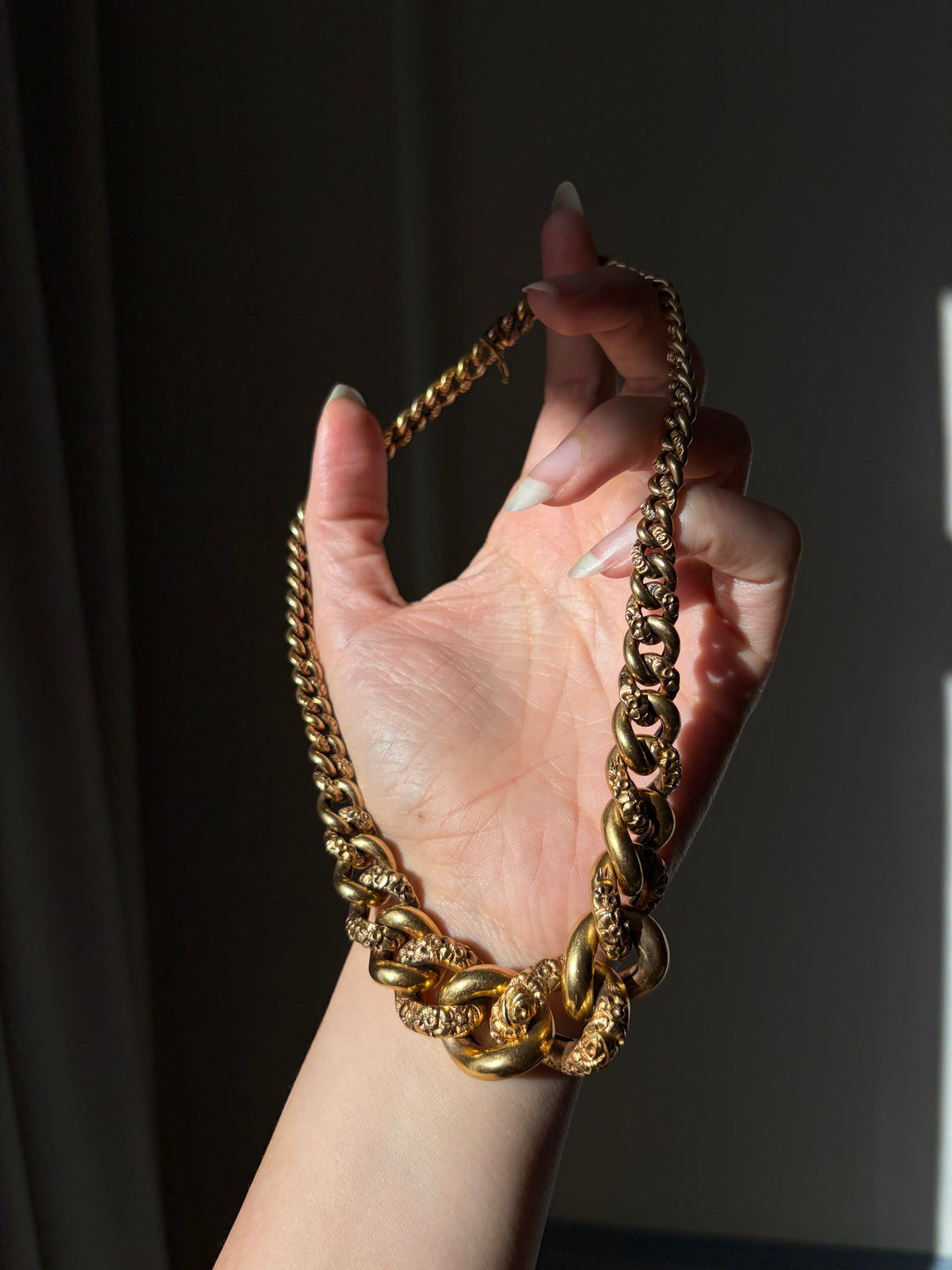 Reversible Victorian 18-Carat Gold Repoussé Collar, English 1880