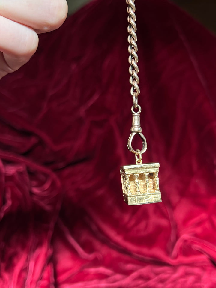Italian 18ct gold Parthenon charm c.1960 with detailed architectural design