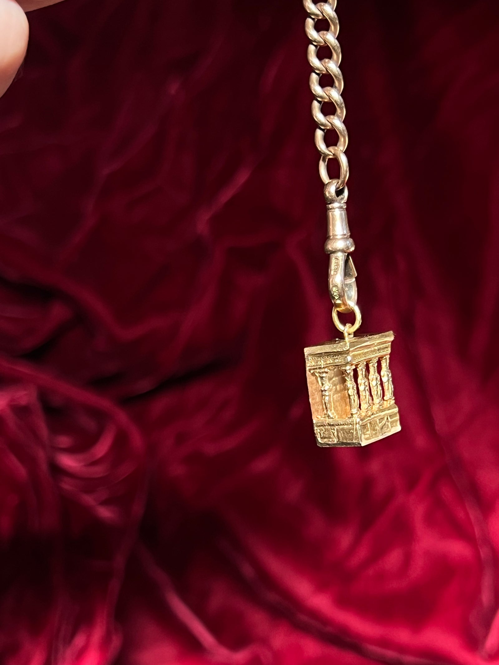 Italian 18ct gold Parthenon charm c.1960 with detailed architectural design