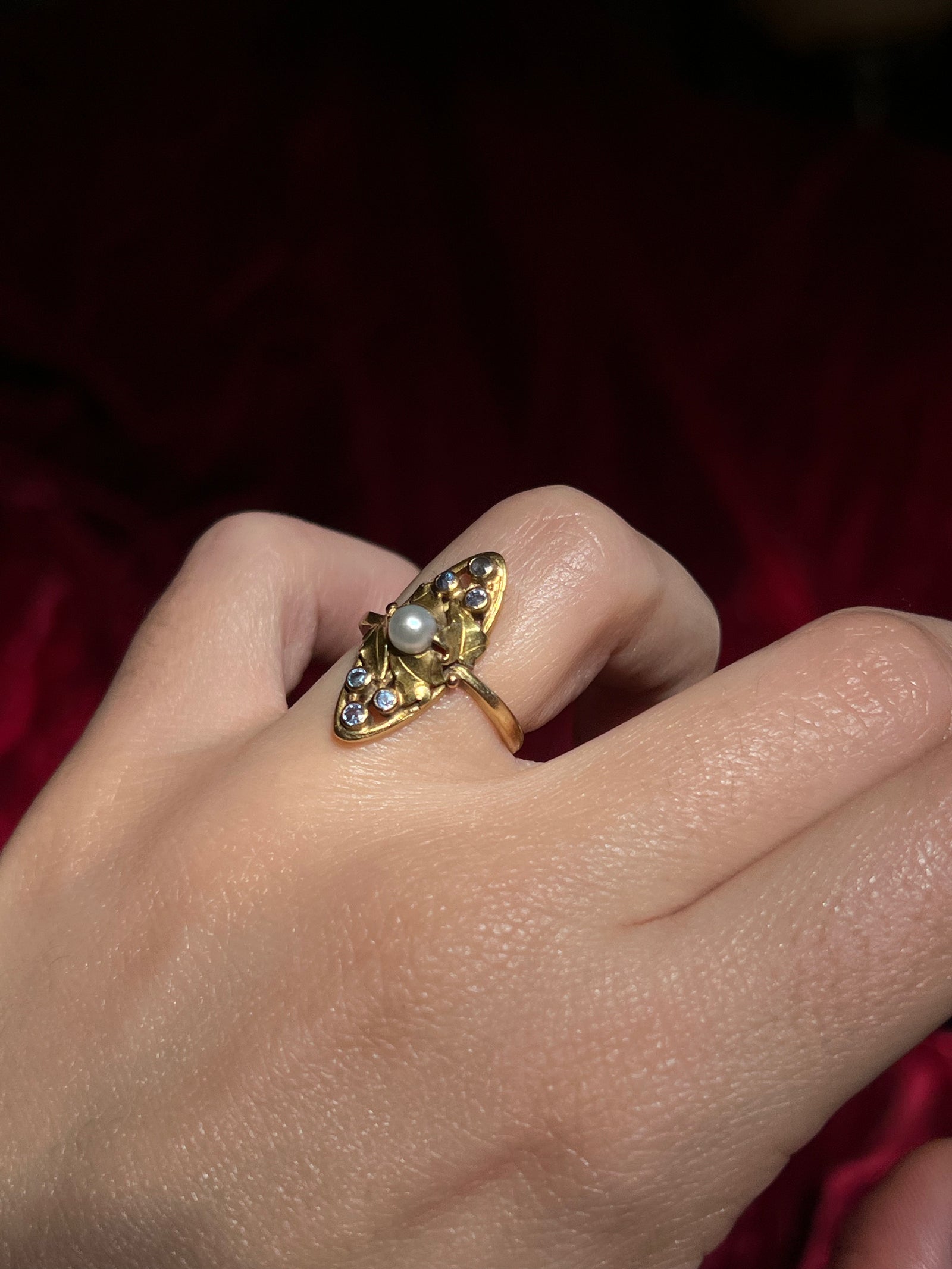18ct French Art Nouveau ring c.1890 with flowing organic design and fine gold craftsmanship