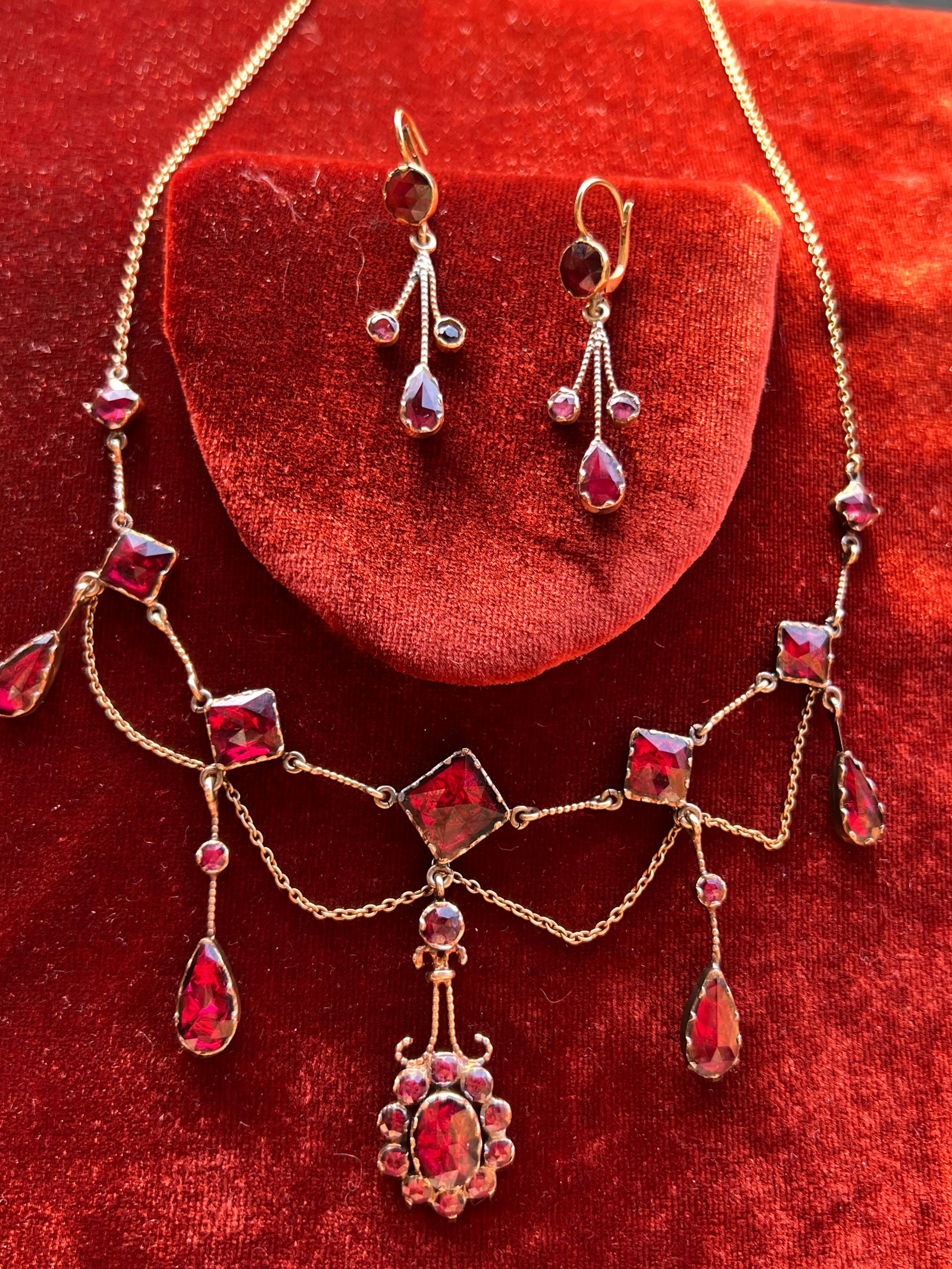 French Perpignan garnet garland necklace in 18ct gold, romantic pre-Belle Époque design with garnet rosette