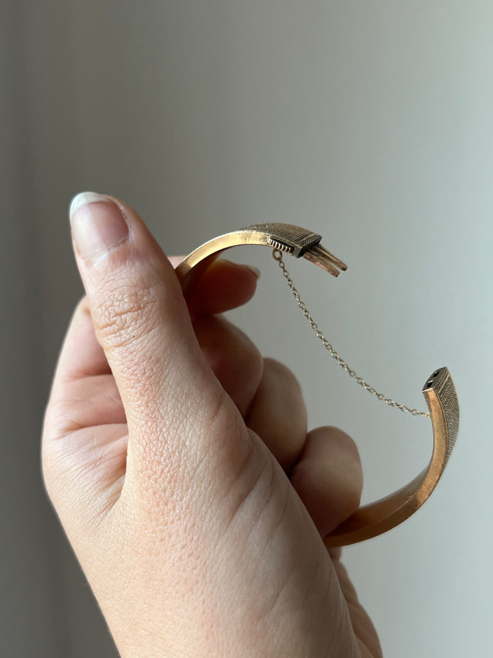 14ct Chinoiserie Bangle with Taille D’Epargne Enamel