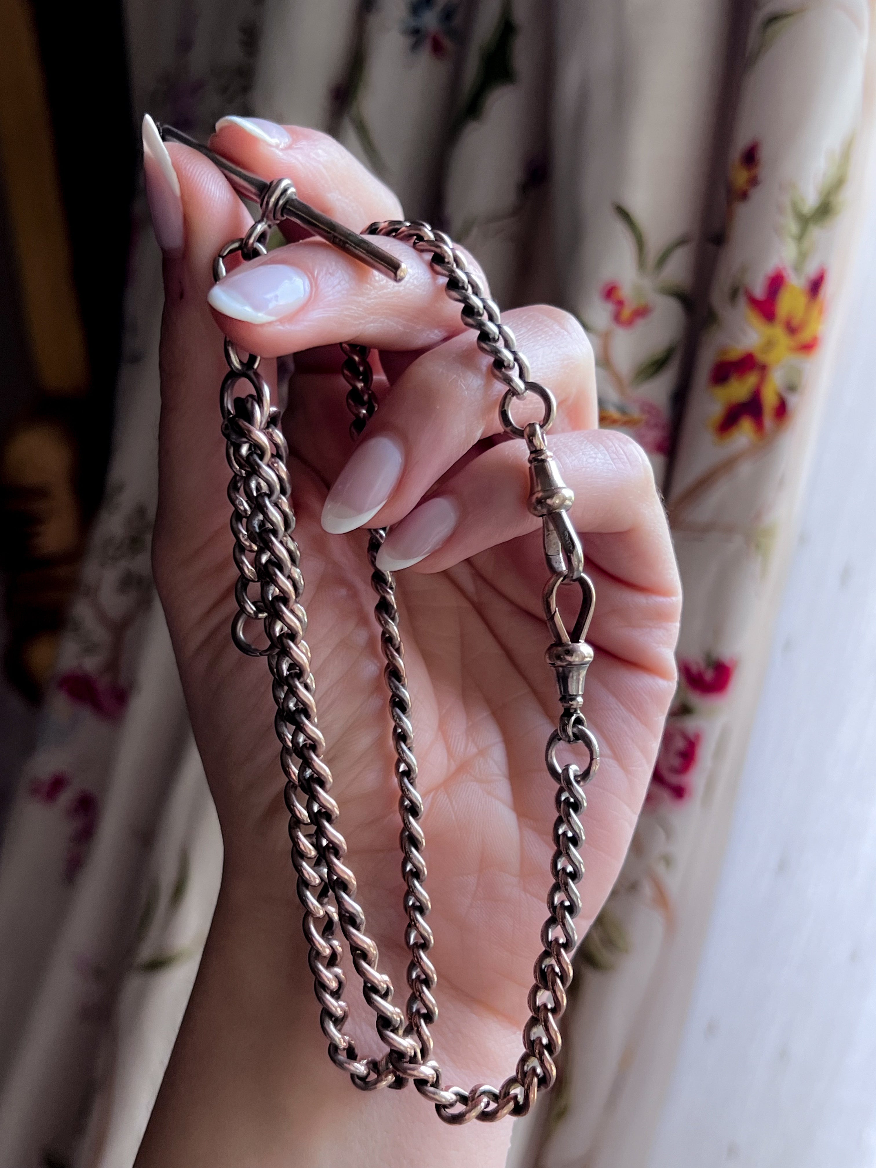 Outstanding 18.5” Victorian Sliding T-Bar Chain