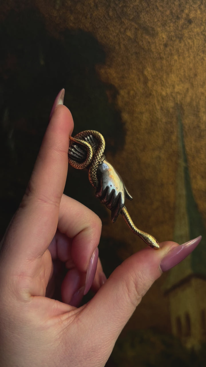 'Serpente in Mano' Pendant
