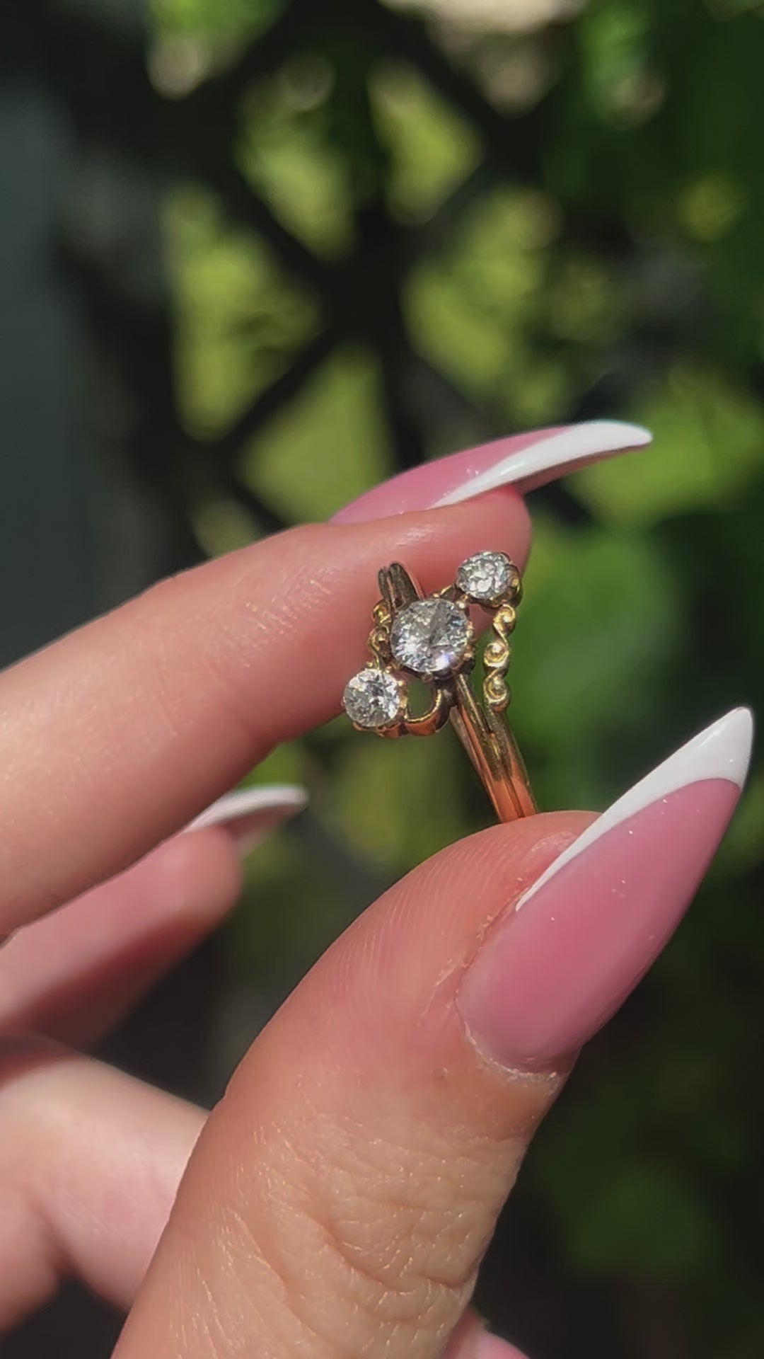 18ct Belle Époque three-stone diamond ring with elegant antique setting