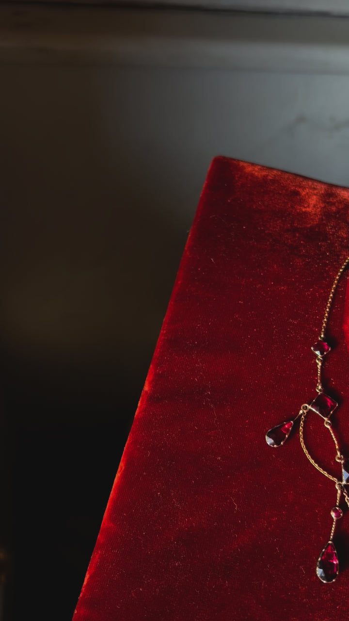 French Perpignan garnet garland necklace in 18ct gold, romantic pre-Belle Époque design with garnet rosette