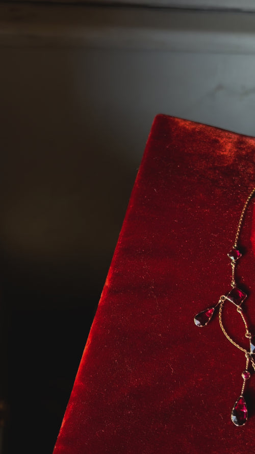 French Perpignan garnet garland necklace in 18ct gold, romantic pre-Belle Époque design with garnet rosette