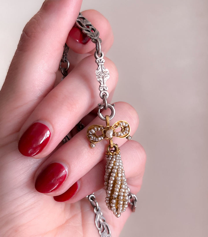 Sumptuous Early 18th C Pearl Bow with Torpedo Drop