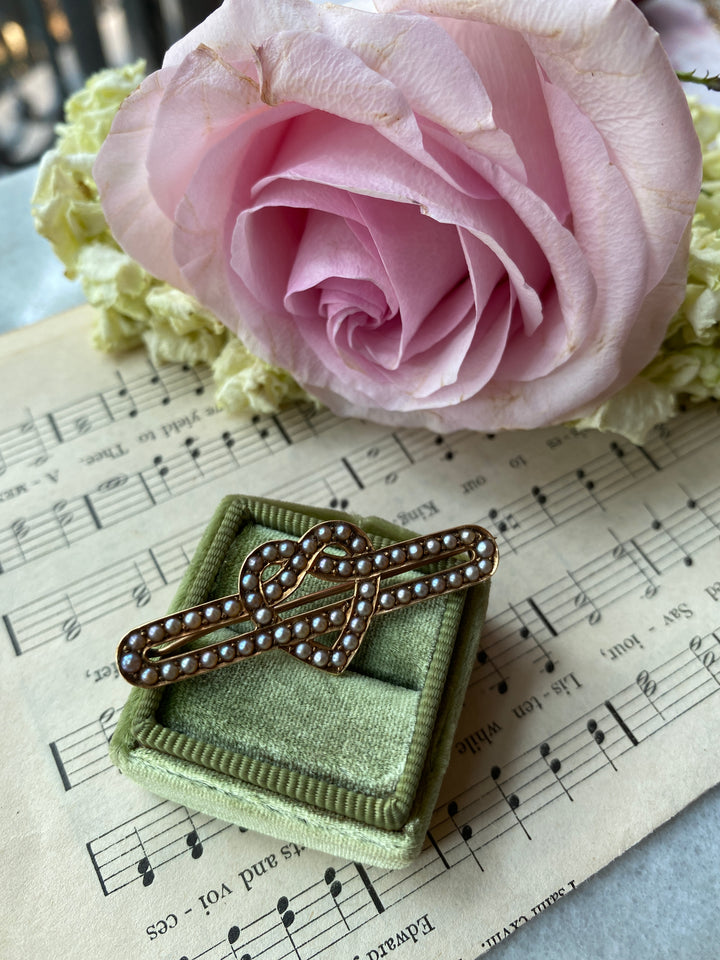 10ct Pretzel Heart Brooch