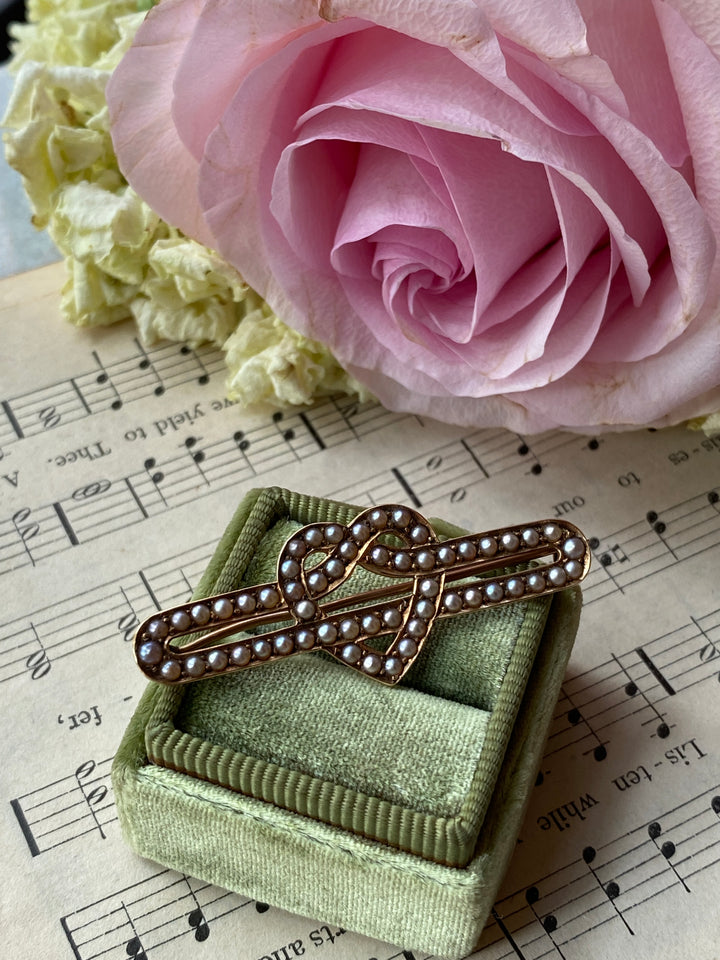 10ct Pretzel Heart Brooch