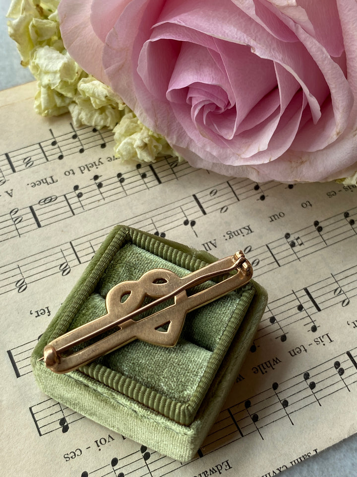 10ct Pretzel Heart Brooch