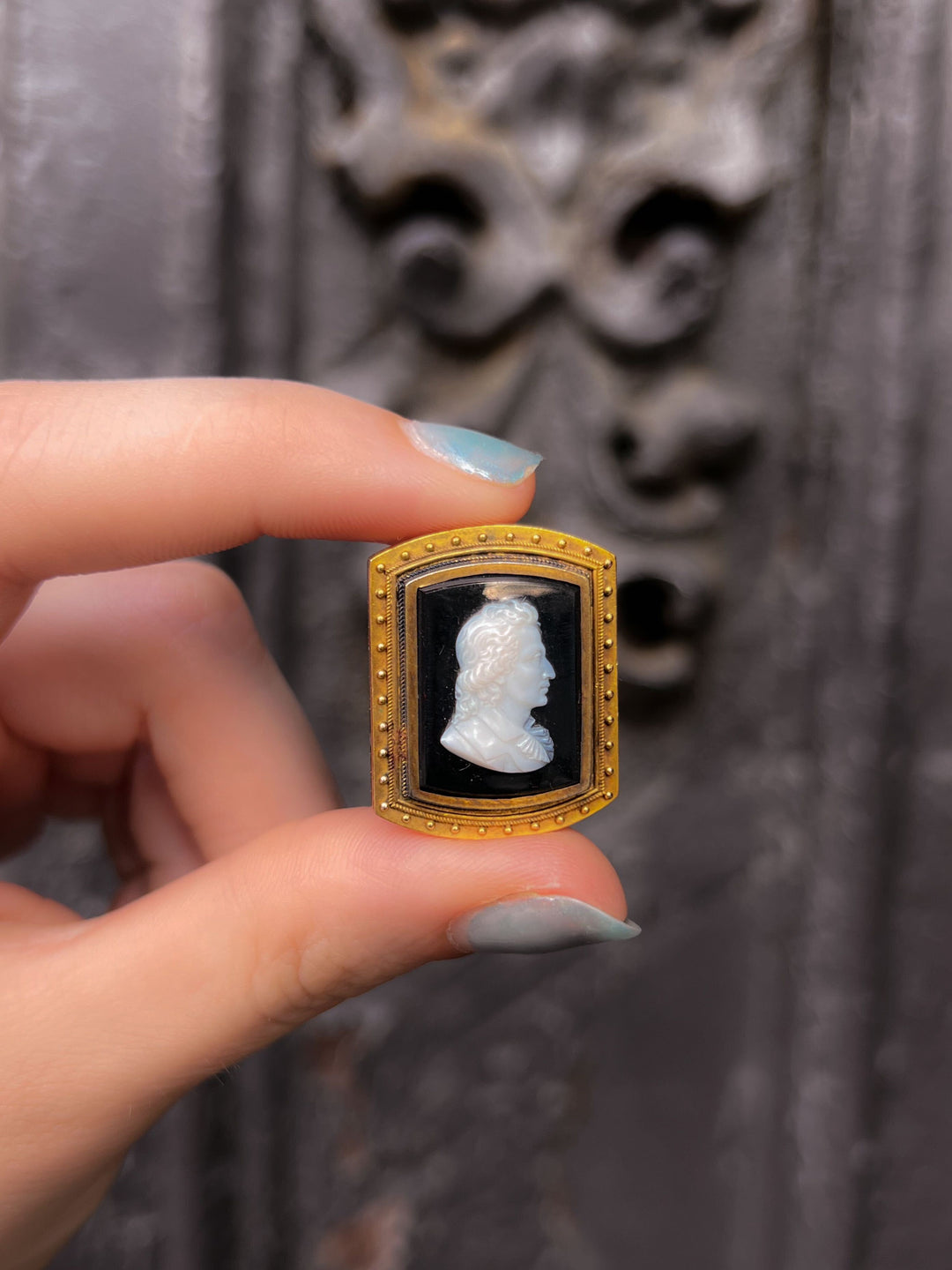 Onyx 15k Cameo Brooch of Gentleman with Lace Cravat