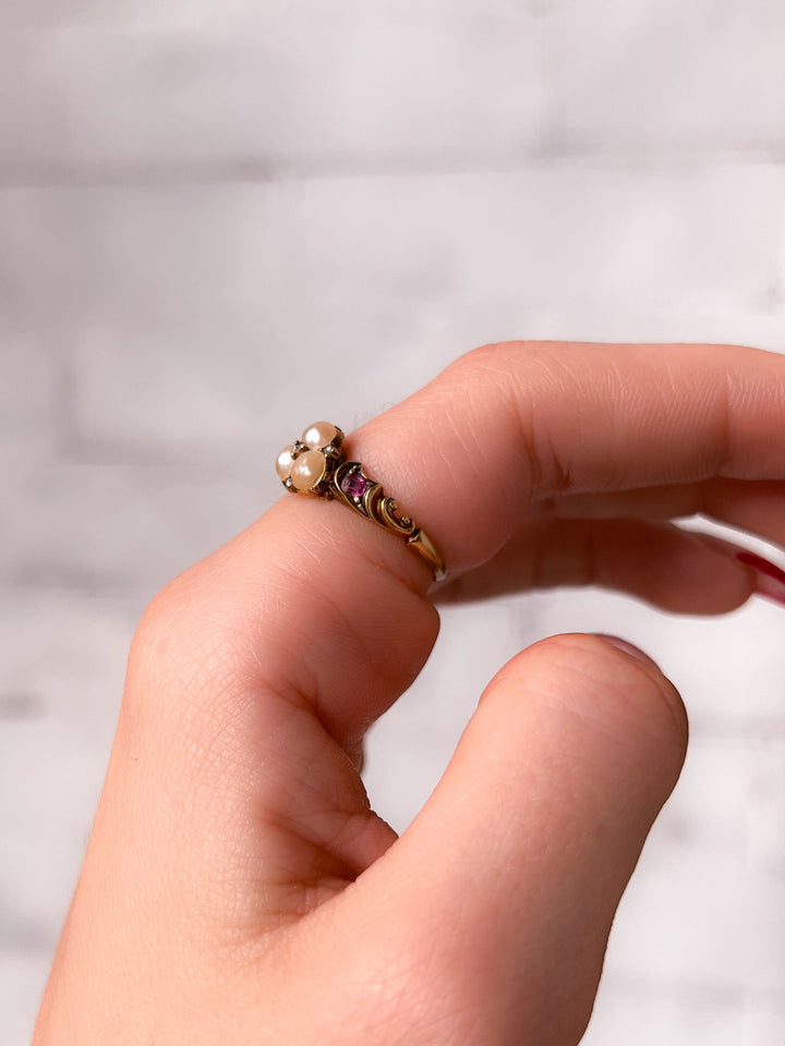 15k Plump Pearl Clover Ring