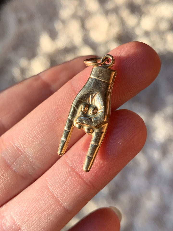 Mano Corno Pendant with Split Ring Connector in 14k