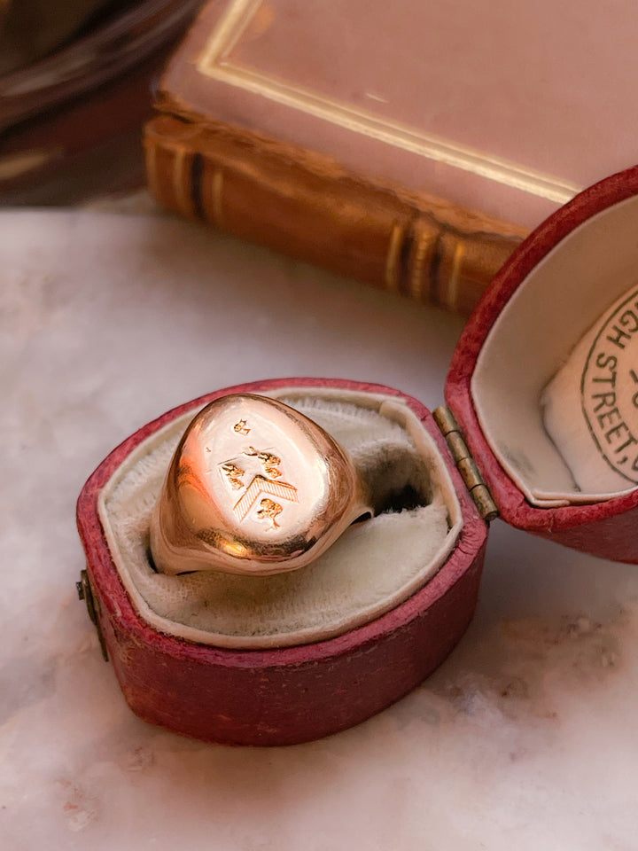 Outstanding Signet Ring in 18k