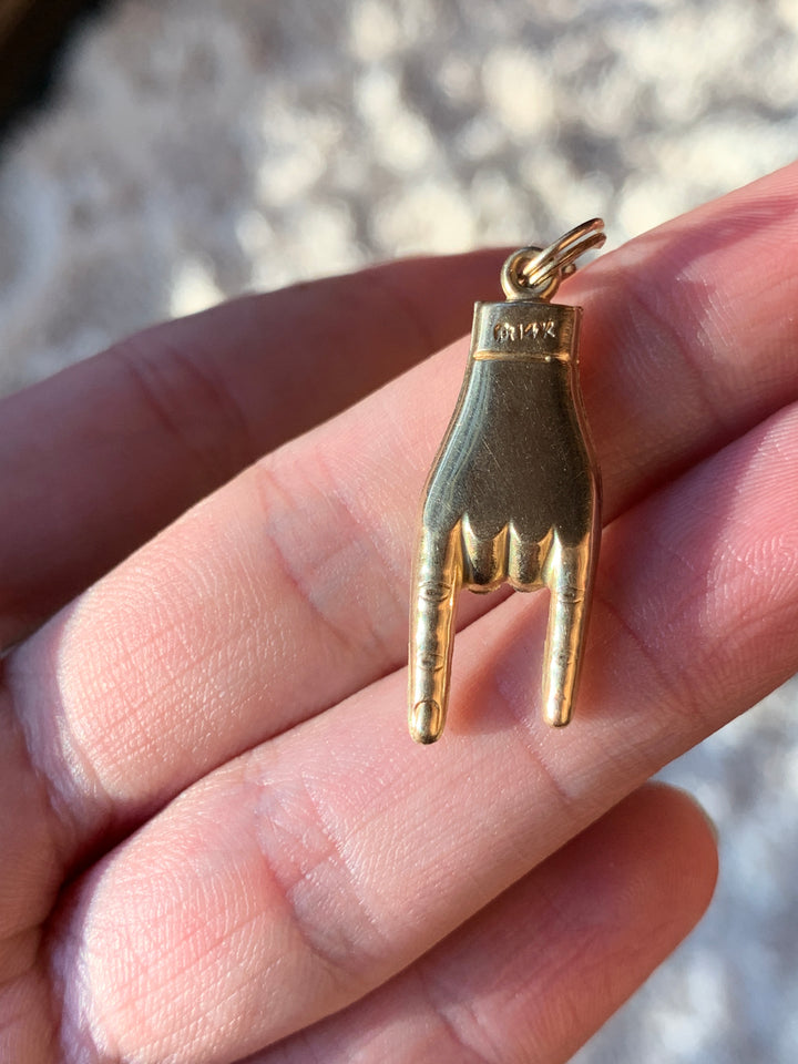 Mano Corno Pendant with Split Ring Connector in 14k