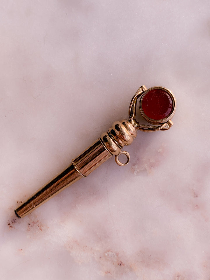 Carnelian and White Agate Watch Key in 9k