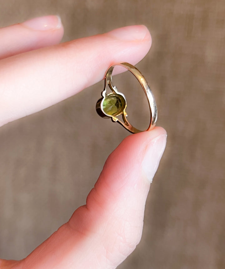 9k Hallmarked Peridot Ring