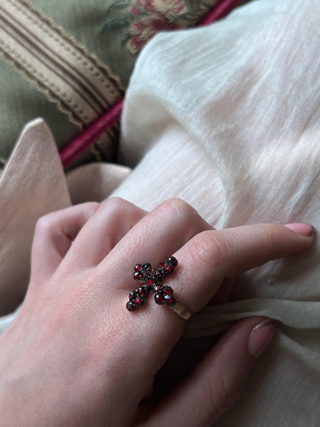 Gorgeous 15ct Garnet Cruciform Ring