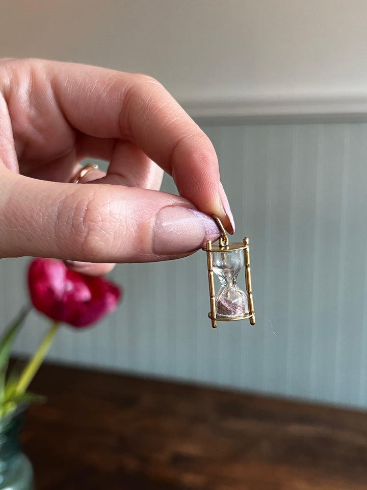 Stunning 14ct Pink Sand Hourglass Pendant