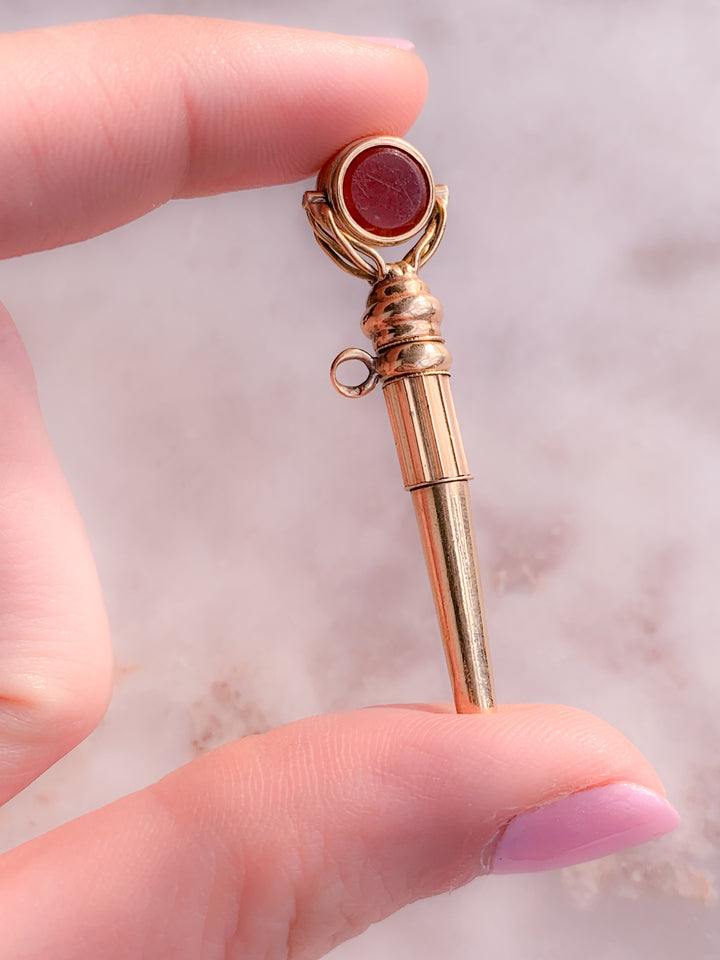 Carnelian and White Agate Watch Key in 9k