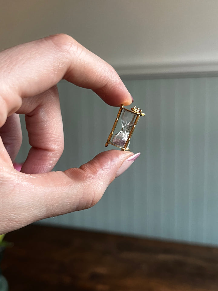 Stunning 14ct Pink Sand Hourglass Pendant