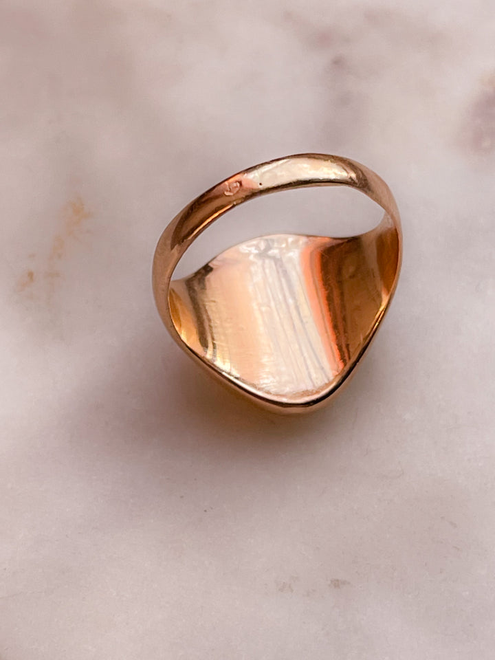 Outstanding Signet Ring in 18k
