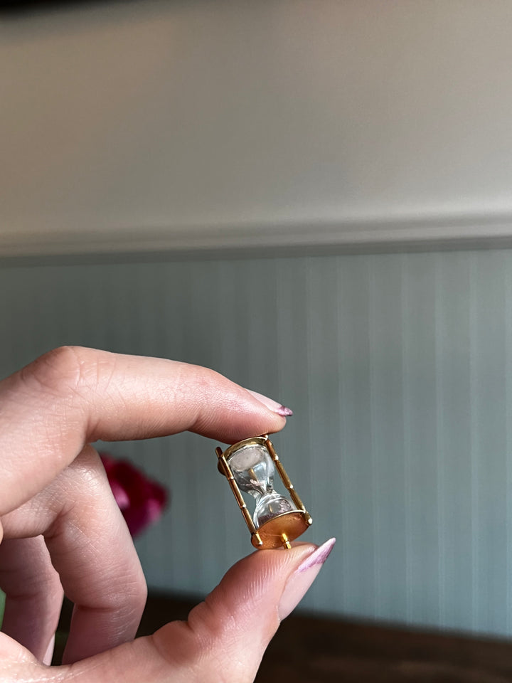 Stunning 14ct Pink Sand Hourglass Pendant