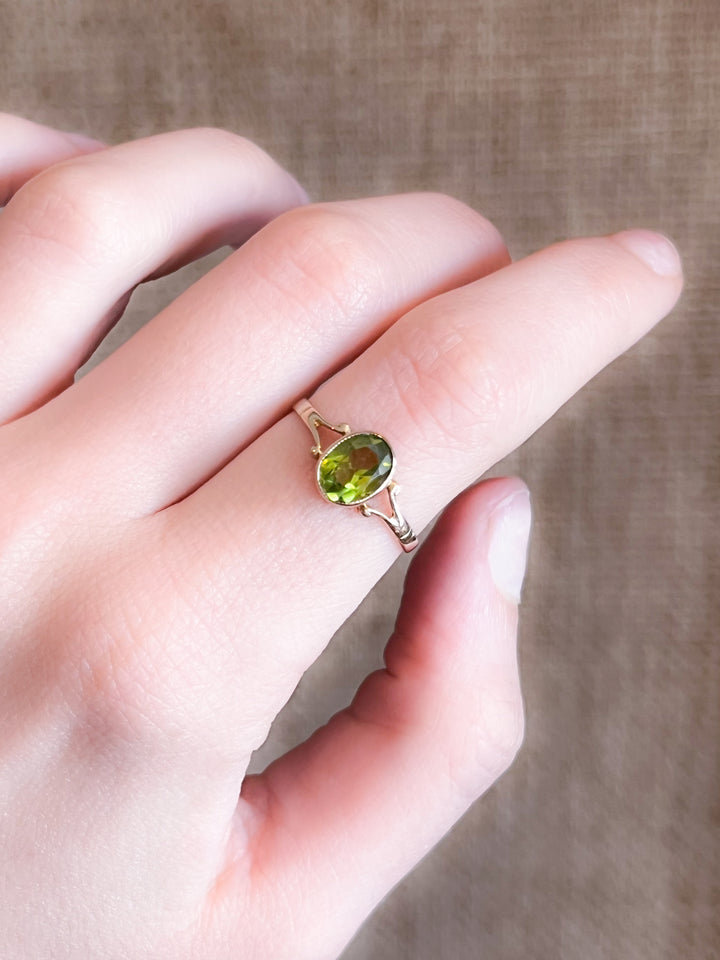 9k Hallmarked Peridot Ring
