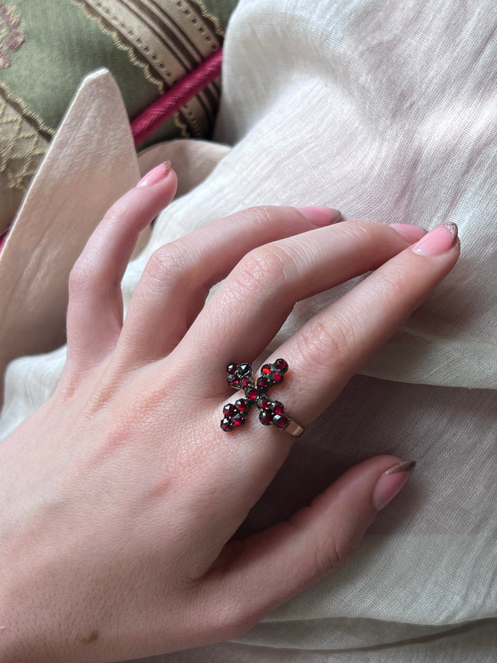Gorgeous 15ct Garnet Cruciform Ring