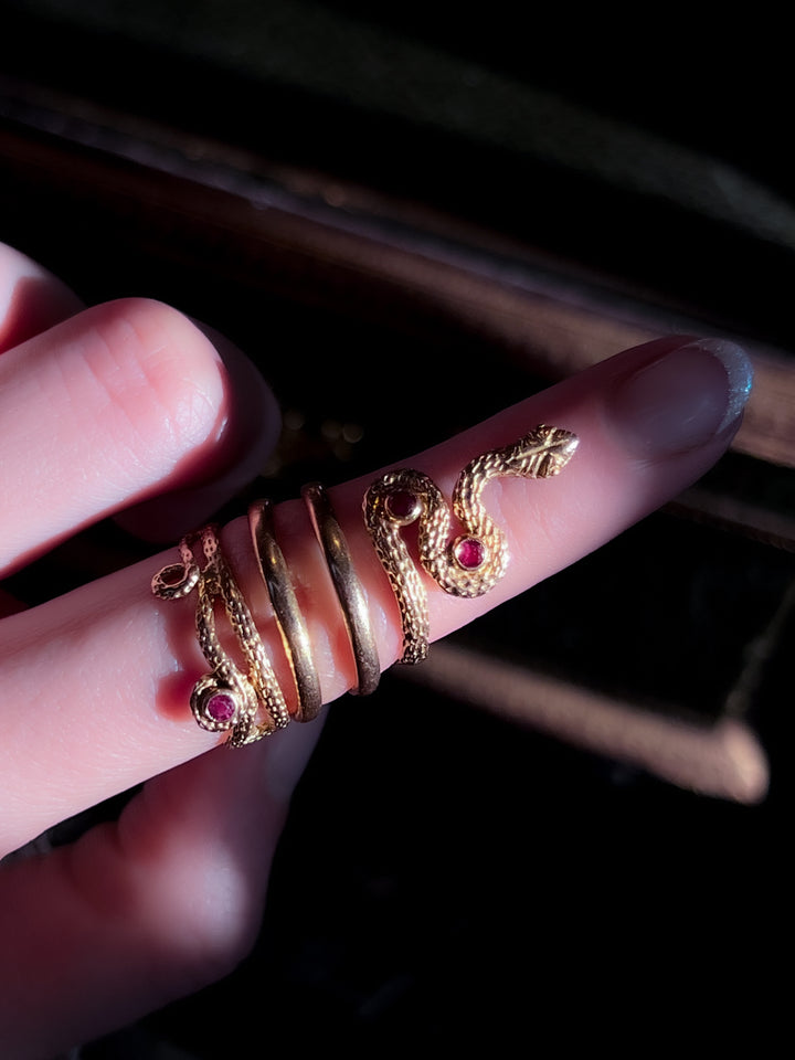 Superb 18ct French Snake Ring