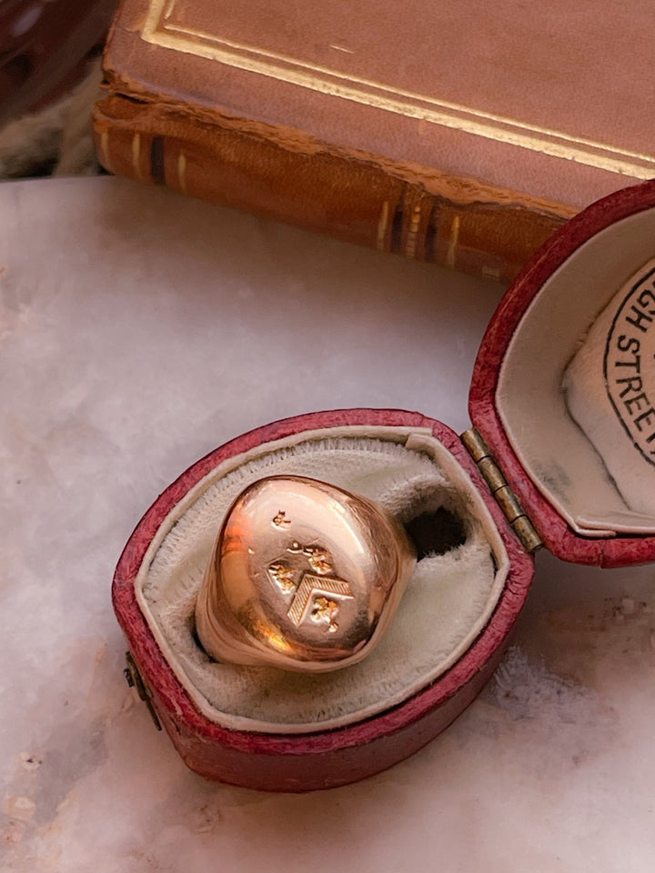 Outstanding Signet Ring in 18k