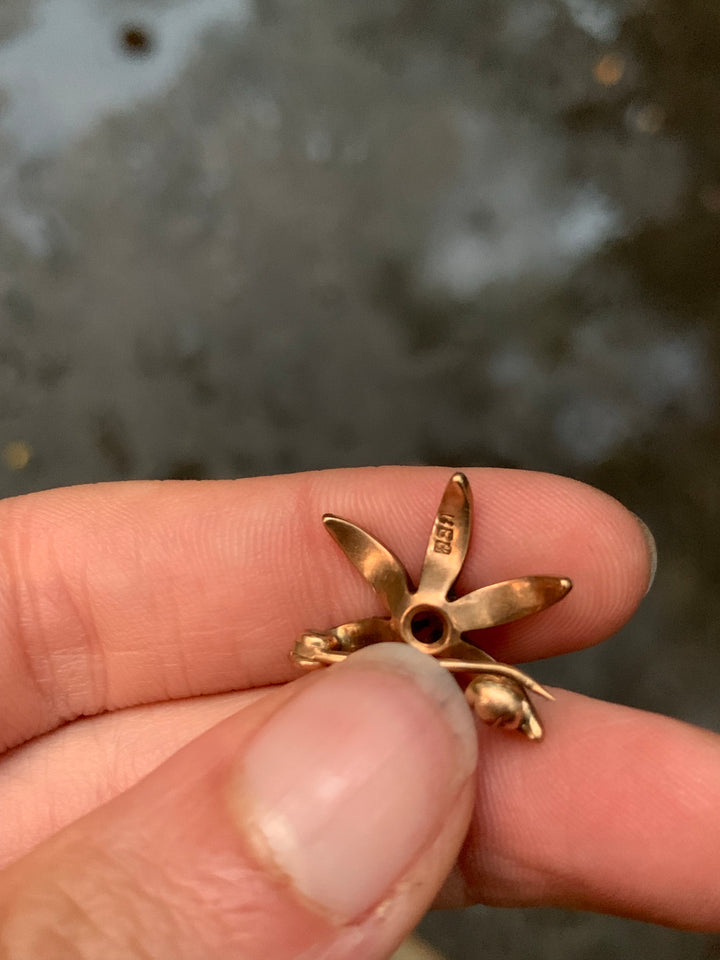 Delightful 10ct American Pearl Flower Brooch Circa 1900, .75”