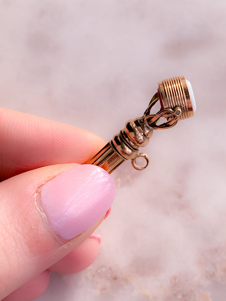 Carnelian and White Agate Watch Key in 9k