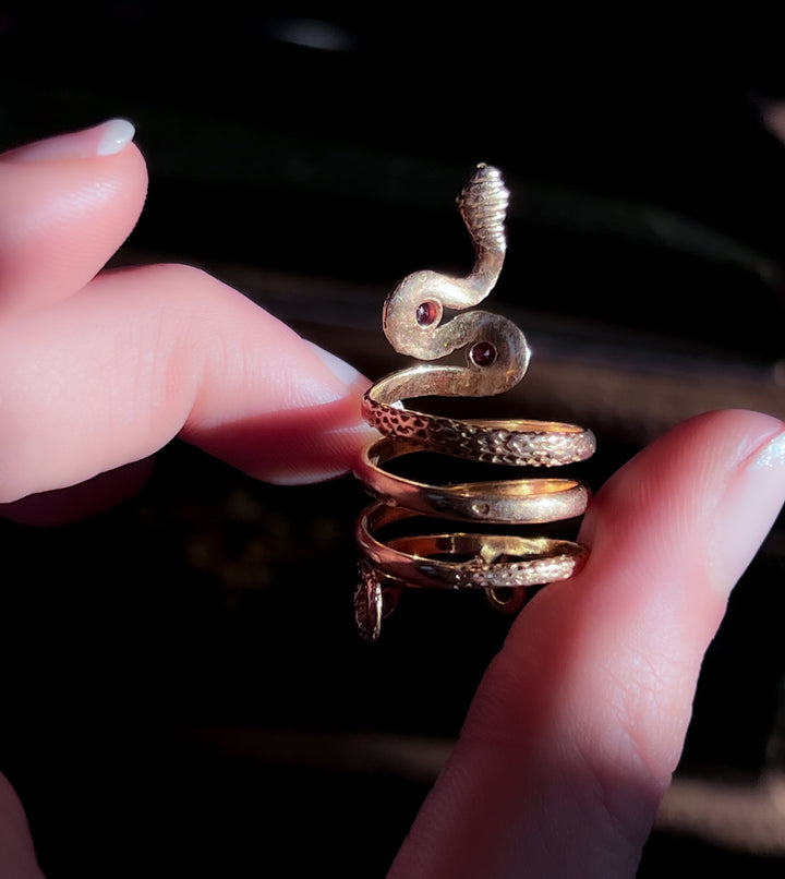 Superb 18ct French Snake Ring